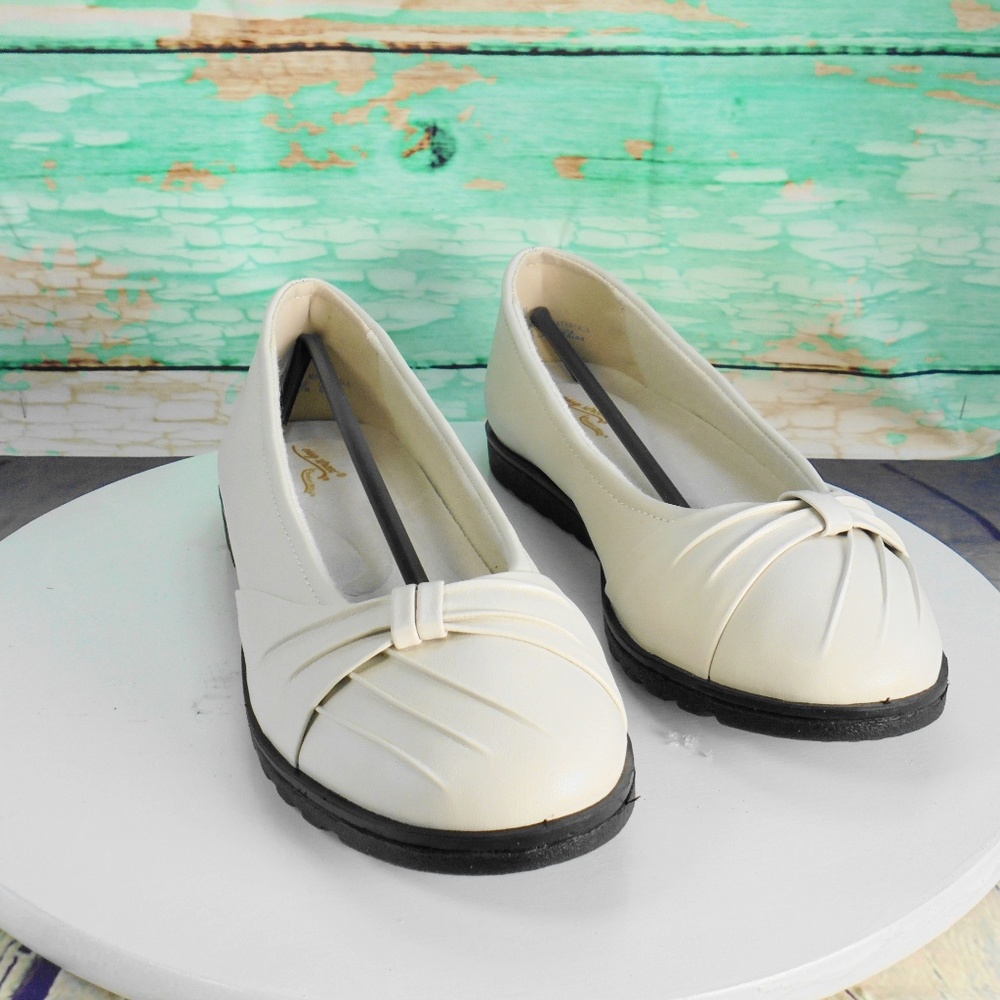 Easy Street Giddyll Cream Comfort Flats